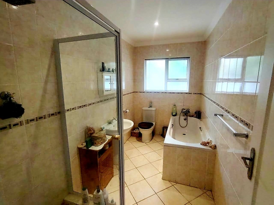 6 Bedroom Property for Sale in Kidds Beach Eastern Cape